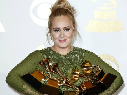 Adele presume con sus cuatro Grammy