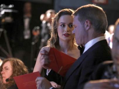 Brie Larson recibiendo el sobre a mejor actor