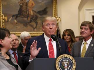 Trump firma una orden ejecutiva en la Casa Blanca