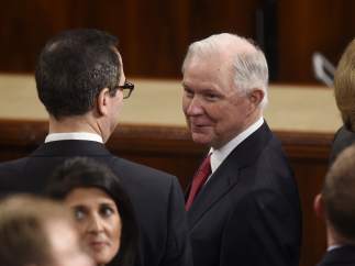 El fiscal general de EE UU, Jeff Sessions (c)