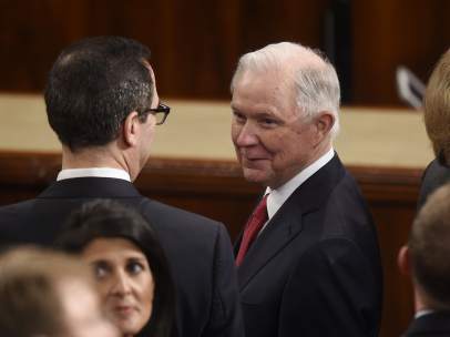 El fiscal general de EE UU, Jeff Sessions (c)