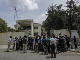 La prensa a las puertas de la embajada norcoreana en Malasia