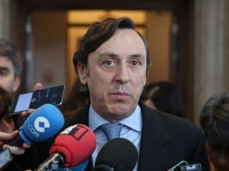 Rafael Hernando atiende a los medios en el Congreso.