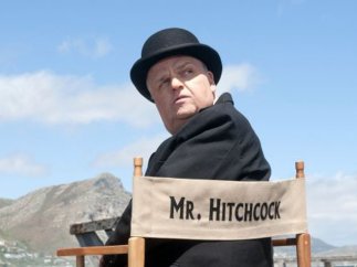 Toby Jones como Alfred Hitchcock