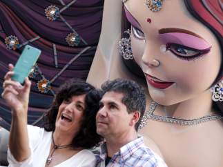 Una pareja se fotografía con un ninot
