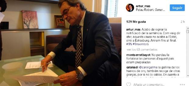 Artur Mas firmando la notificación del TSJC de la sentencia del 9-N