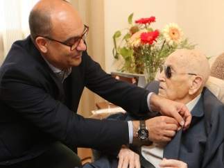 El rector Manuel Palomar entregando la insignia de la UA a Bernat Capó
