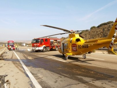 Helicóptero del 112 esperando en el lugar del accidente en la A-23