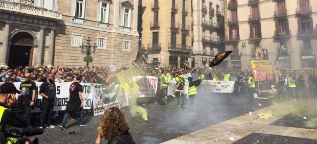 Imagen de la manifestación de taxistas en la Plaza Sant Jaume.