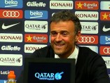 Luis Enrique se ríe tras despertar a un periodista dormido Luis Enrique se ríe tras despertar a un periodista dormido