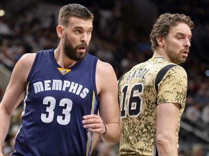 Los Gasol, en el duelo que han mantenido esta madrugada.