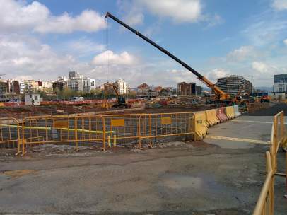 Obras de construcción de la nueva plaza de Glòries, en Barcelona.