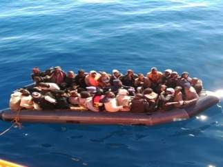 Patera rescatada en el mar de Alborán