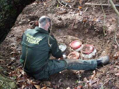 Zulo de ETA en Irún con siete bidones con material explosivo