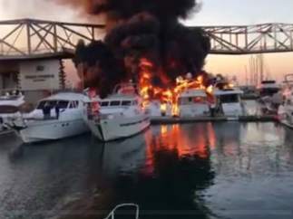 Incendio en el puerto de Sant Adrià del Besòs