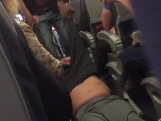Arrastrado fuera de un avión de United