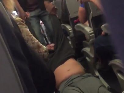 Arrastrado fuera de un avión de United