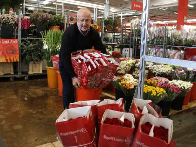 Josep Ruiz, mayorista de rosas del Mercado de Flor y Planta Ornamental de Cataluña, prepara encargos por Sant Jordi. Imagen del 10 de abril de 2017. (horizontal)