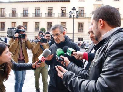 El padre Román M.V.C llega al juicio por el caso Romanones por presuntos abusos