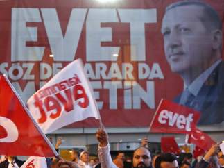 Erdogan saca adelante el referéndum en Turquía.