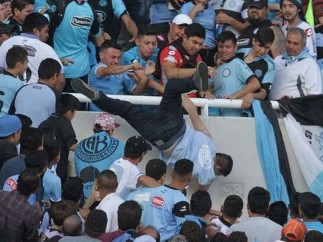 Aficionado lanzado desde las gradas