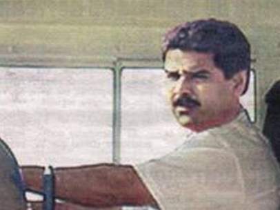 Nicolás Maduro conduciendo el 'tramabús'