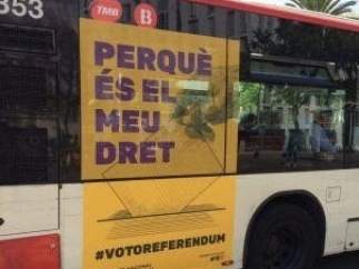 Autobús de TMB con publicidad del Pacte pel Referèndum