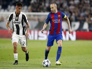 Iniesta y Dybala en el Juventus - Barcelona