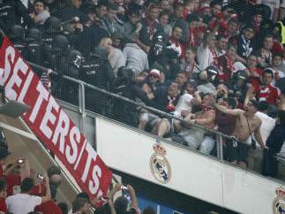 Carga contra la afición del Bayern