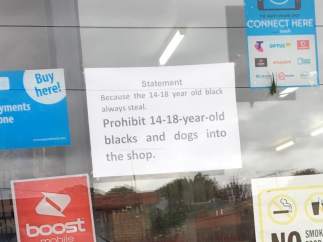 Prohibidos negros y perros en una tienda