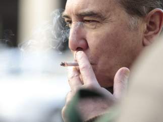Un hombre fumando