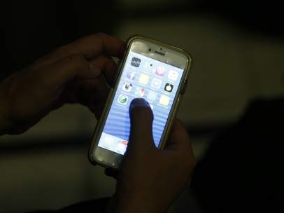 Un usuario de un teléfono móvil