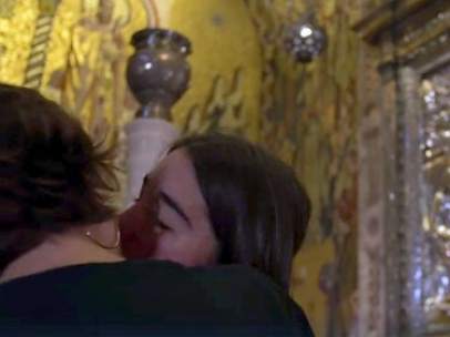 En la imagen momento en que dos chicas se besan ante la Moreneta.