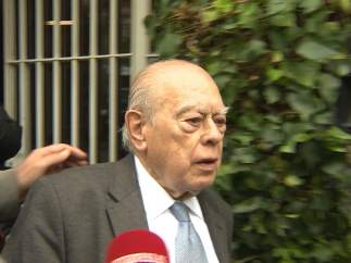Jordi Pujol sale de su casa en Barcelona