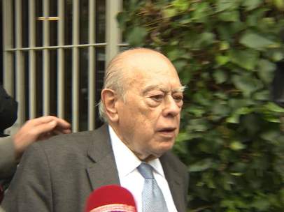 Jordi Pujol sale de su casa en Barcelona