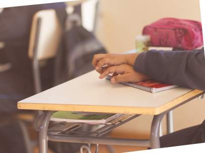 Un niño en el aula de una escuela.