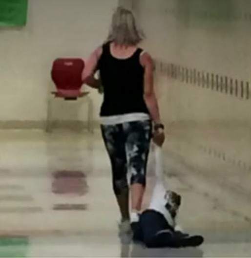 Resultado de imagen de despiden a una profesora despues de arrastras a un alumno por un pasillo