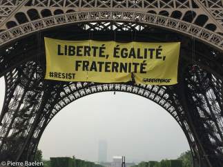 Mensaje contra Le Pen en la Torre Eiffel