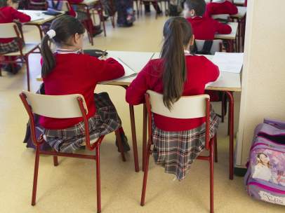 Colegio, escuela, aula, primaria, clase, niño, niña, niños, estudiando