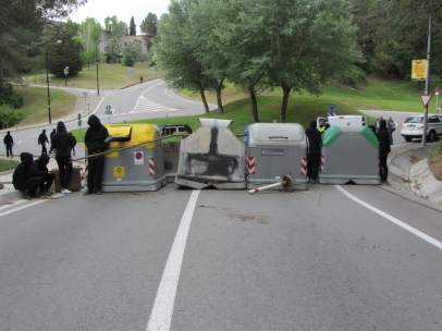 Una de las barricadas en los accesos a la UAB