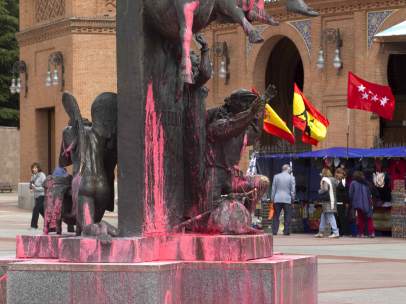 Los monumentos de la Plaza de Toros de Las Ventas, rociados de pintura rosa