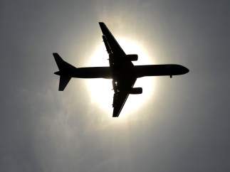 Un avión sobrevuela el aeropuetro de Leeds Bradford.