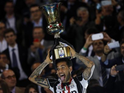 Alves celebra la Copa de Italia