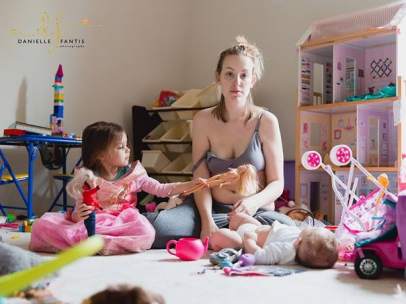 La madre que arrasa en Facebook con sus imágenes sobre la depresión posparto