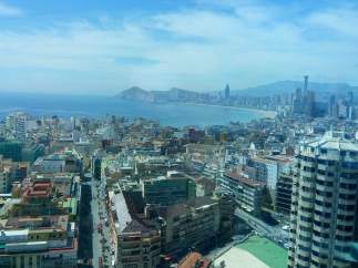 Benidorm con el Tossal de la Cala al fondo
