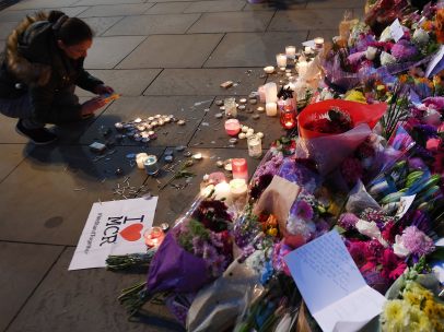 Flores por las víctimas de Mánchester