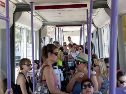 Viajeros en un tranvía de Metrovalencia