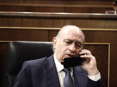 Jorge Fernández Díaz, hablando por teléfono en el hemiciclo