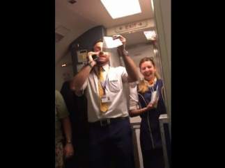 Un azafato de Ryanair versiona 'Despacito' para vender lotería de la aerolínea en los vuelos
