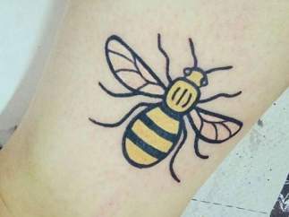 Por qué se ha puesto de moda el tatuaje de la abeja en Mánchester